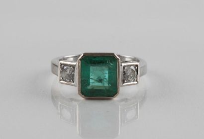 Bague en or gris ornée d'une émeraude d'environ...
