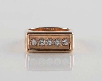 Bague massive en or rose ornée de sept diamants...