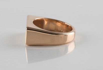 Bague massive en or rose ornée de sept diamants...