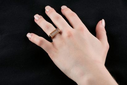 Bague massive en or rose ornée de sept diamants...