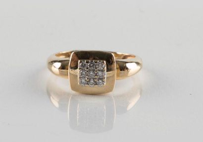 Bague en or jaune ornée au centre d'un motif...