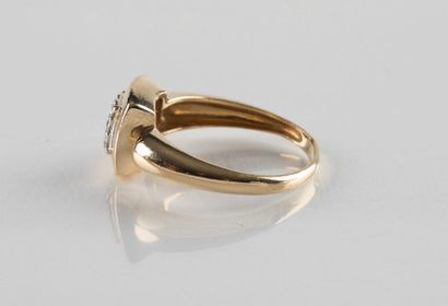 Bague en or jaune ornée au centre d'un motif...