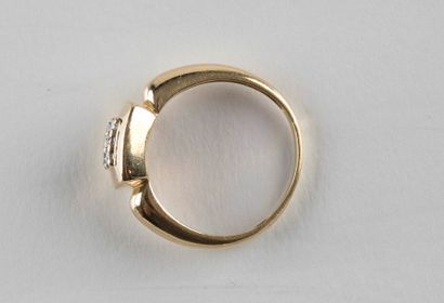 Bague en or jaune ornée au centre d'un motif...