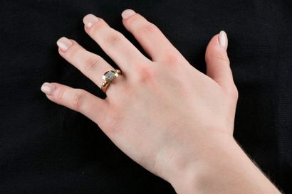 Bague en or jaune ornée au centre d'un motif...
