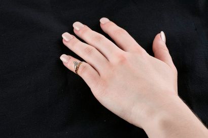Bague en or jaune ornée d’un pavage de diamant...