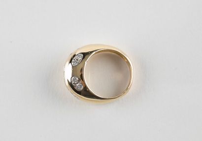 Bague jonc en or jaune agrémentée de sept...
