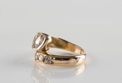 Bague de forme jonc en or jaune entrelacé...