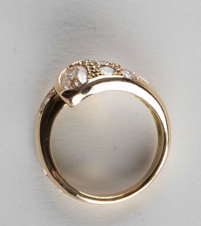 Bague de forme jonc en or jaune entrelacé...