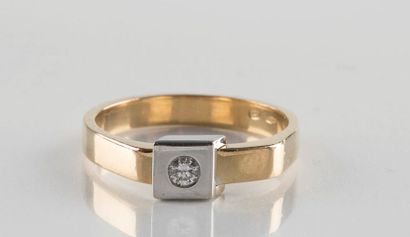 Bague en or jaune et or gris ornée au centre...
