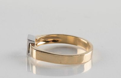 Bague en or jaune et or gris ornée au centre...