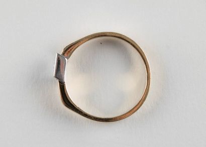 Bague en or jaune et or gris ornée au centre...