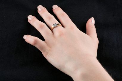 Bague en or jaune et or gris ornée au centre...