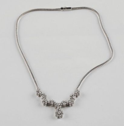 Collier en or gris retenant au centre une...
