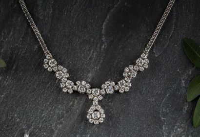 Collier en or gris retenant au centre une...