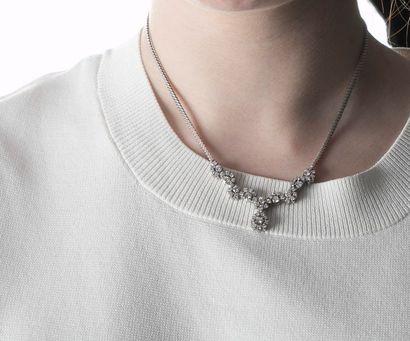 Collier en or gris retenant au centre une...