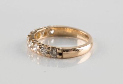 Demi-alliance en or jaune ornée de neuf diamants...