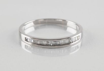 Demi-alliance en or gris ornée de diamants...