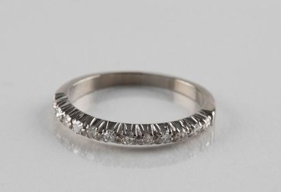 Demi-alliance en or gris ornée de douze diamants...