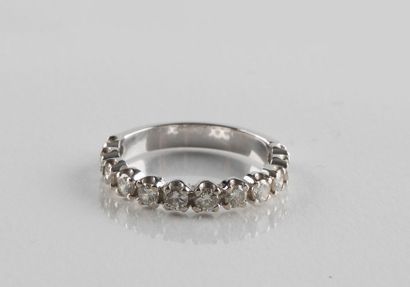 Demi-alliance en or gris ornée de douze diamants...