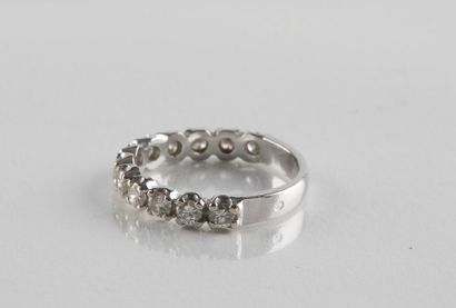 Demi-alliance en or gris ornée de douze diamants...