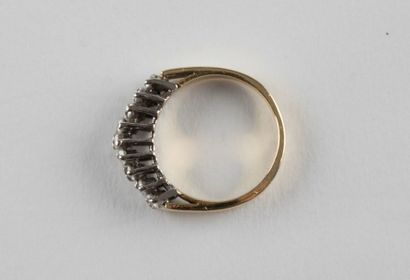 Bague en or jaune et or gris ornée d'une...