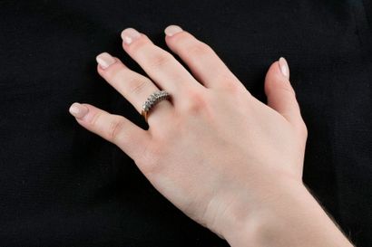Bague en or jaune et or gris ornée d'une...
