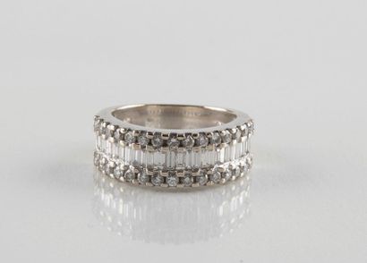 Bague jonc en or gris ornée au centre d'une...