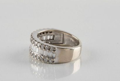Bague jonc en or gris ornée au centre d'une...