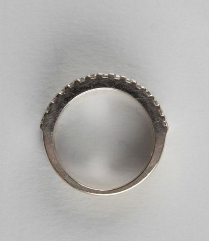 Bague jonc en or gris ornée au centre d'une...