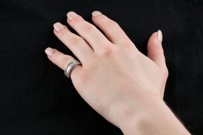 Bague jonc en or gris ornée au centre d'une...