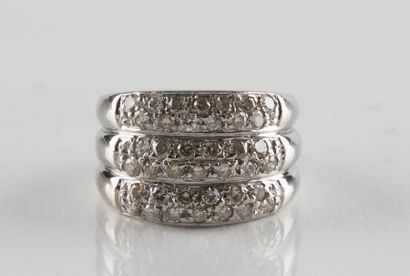Bague en or gris trois joncs pavés de trente-neuf...