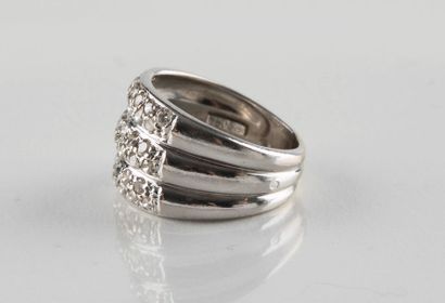 Bague en or gris trois joncs pavés de trente-neuf...