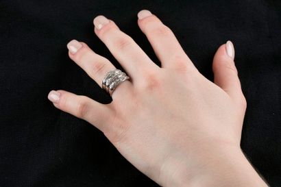 Bague en or gris trois joncs pavés de trente-neuf...