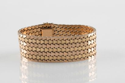 Bracelet manchette en or jaune au décor de...