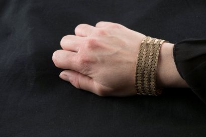 Bracelet manchette en or jaune au décor de...