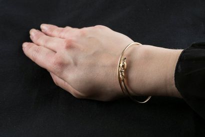 Bracelet en or jaune de forme ovale, souple,...