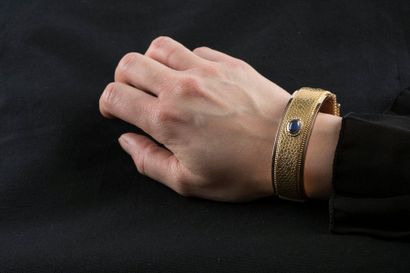 Bracelet jonc ouvrant, aux motifs d'écailles...