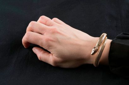 Bracelet or jaune représentant un serpent,...
