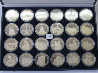 Médailles - Lot de 28 médailles, Coffret...