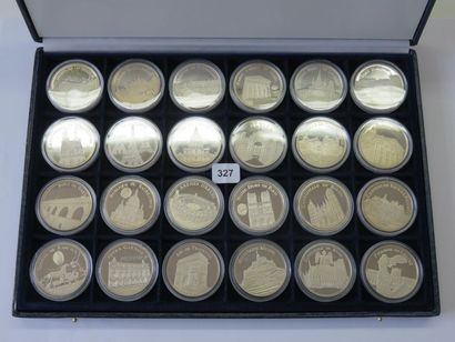 Médailles - Lot de 28 médailles, Coffret...