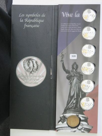Médailles - Lot de 12 médailles dans 2 x...
