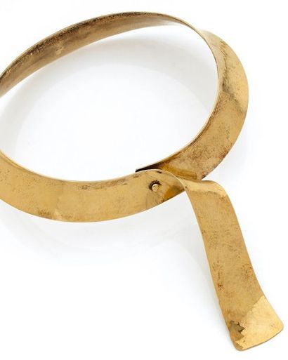 Collier-cravate 

en vermeil martelé. D'après...