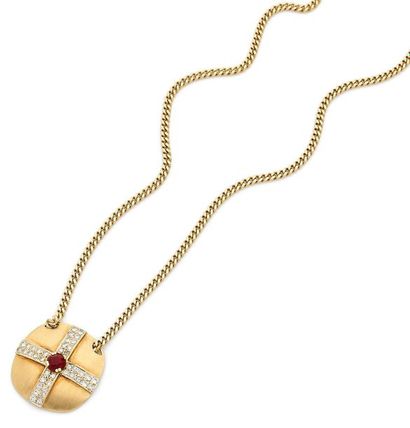 Pendentif 

de forme coussin en or or 18K...