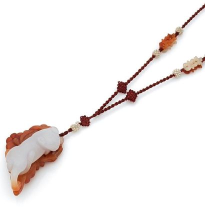Pendentif
en  agate deux couleurs sculpté...