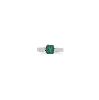 Bague 

en or gris 18K (750), ornée d'une...