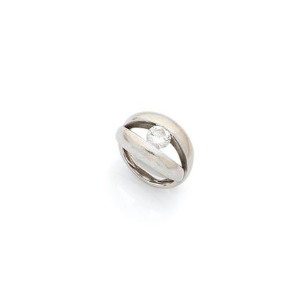 Bague 

en or gris 18K (750) formée de deux...