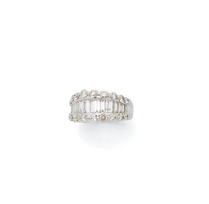 Bague 

en platine, ornée d'une ligne de...