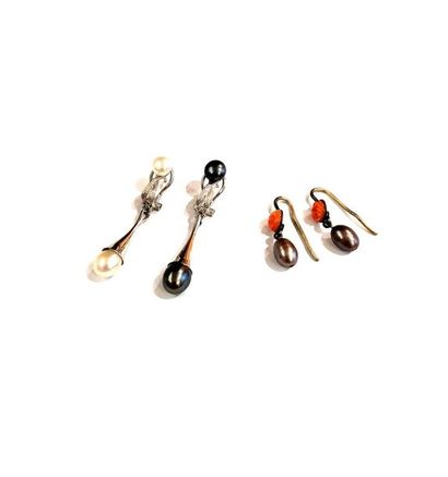 Paire de pendants d'oreilles 

en or gris...