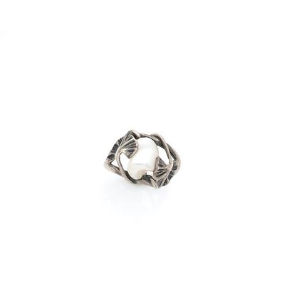 Bague 

en argent ciselée de deux feuilles...