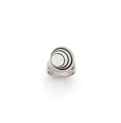 DOT. 

Bague en argent, ornée de cercles...